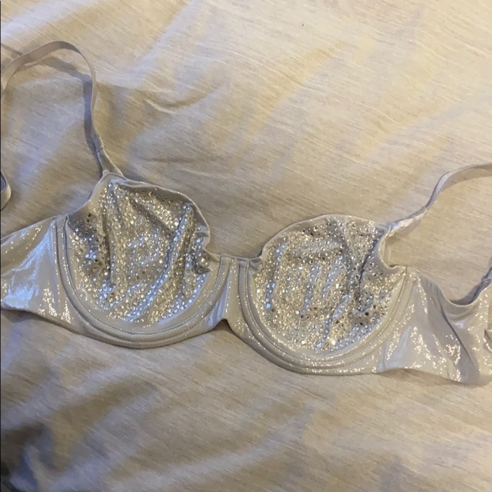 Beautiful never worn VS bra - Picture 1 of 5